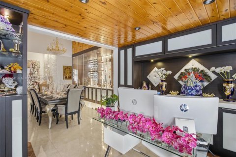 House in Miami, Florida 4 bedrooms, 230.58 sq.m. № 1977084 - photo 8