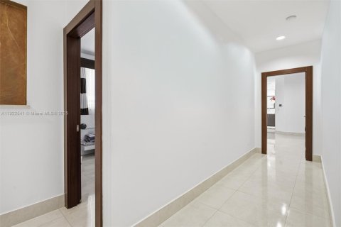 House in Miami, Florida 4 bedrooms, 230.58 sq.m. № 1977084 - photo 29