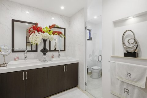 House in Miami, Florida 4 bedrooms, 230.58 sq.m. № 1977084 - photo 27