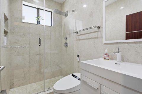 House in Miami, Florida 4 bedrooms, 230.58 sq.m. № 1977084 - photo 30