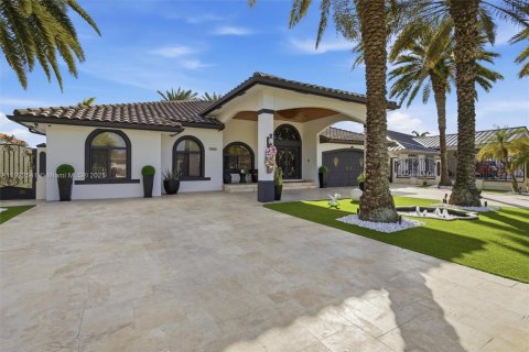 House in Miami, Florida 4 bedrooms, 230.58 sq.m. № 1977084 - photo 3