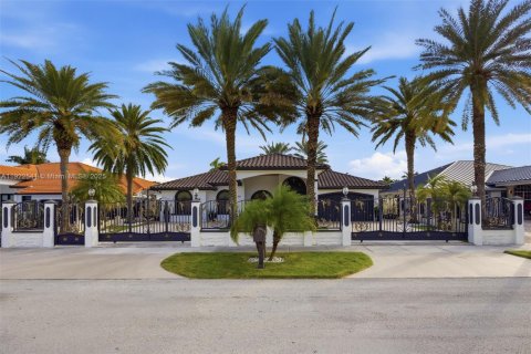 House in Miami, Florida 4 bedrooms, 230.58 sq.m. № 1977084 - photo 2