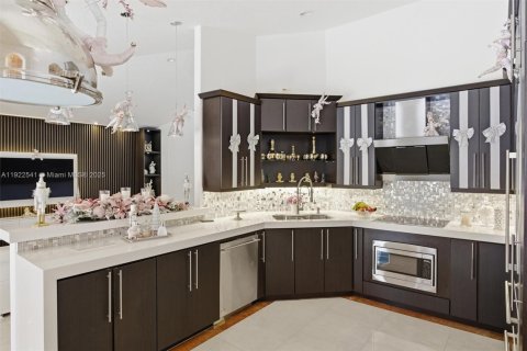 House in Miami, Florida 4 bedrooms, 230.58 sq.m. № 1977084 - photo 17