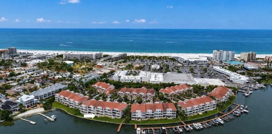 Townhouse in Saint Pete Beach, Florida 4 bedrooms, 211.35 sq.m. № 2223428