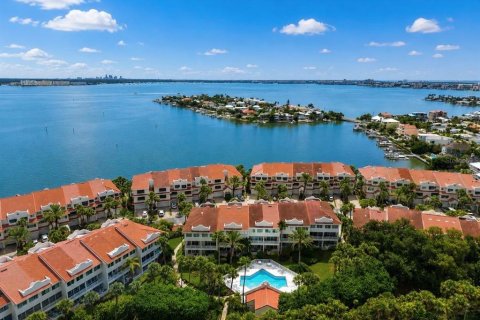 Townhouse in Saint Pete Beach, Florida 4 bedrooms, 211.35 sq.m. № 2223428 - photo 20