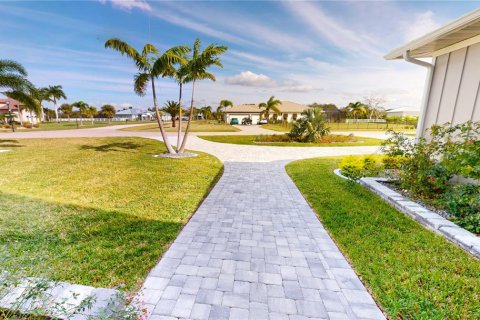 House in Punta Gorda, Florida 4 bedrooms, 259.2 sq.m. № 639203 - photo 4