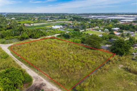 Commercial property in Miami-Dade, Florida № 2076958 - photo 2