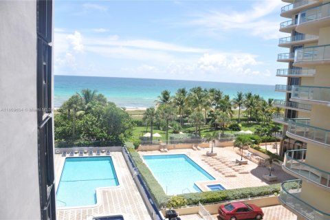 Condo in Surfside, Florida, 2 bedrooms  № 1865329 - photo 5
