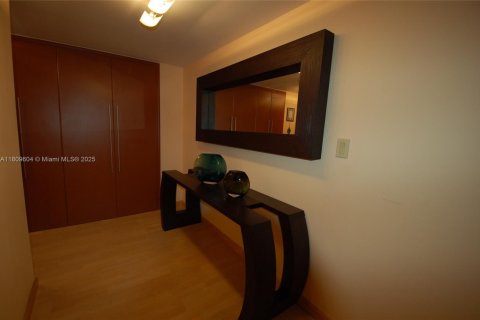 Condo in Surfside, Florida, 2 bedrooms  № 1865329 - photo 2