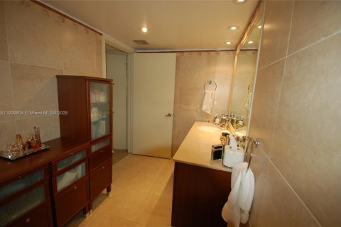 Condo in Surfside, Florida, 2 bedrooms  № 1865329 - photo 1