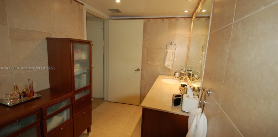 Condo in Surfside, Florida, 2 bedrooms  № 1865329