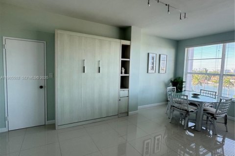 Copropriété à louer à Miami Beach, Floride: 1 chambre, 119.19 m2 № 1983951 - photo 9