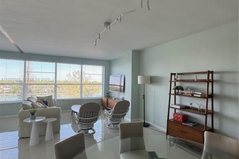 Copropriété à louer à Miami Beach, Floride: 1 chambre, 119.19 m2 № 1983951 - photo 6
