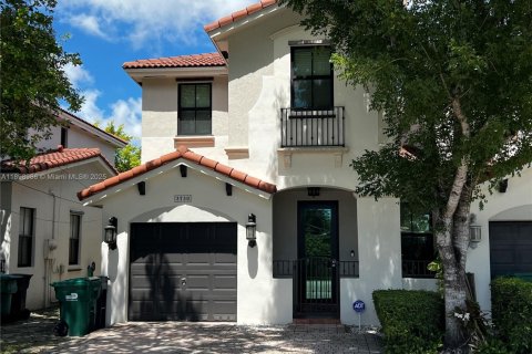 Touwnhouse à vendre à Miami, Floride: 3 chambres, 187.11 m2 № 1951025 - photo 1