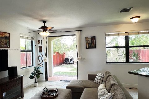 Touwnhouse à vendre à Miami, Floride: 3 chambres, 187.11 m2 № 1951025 - photo 10