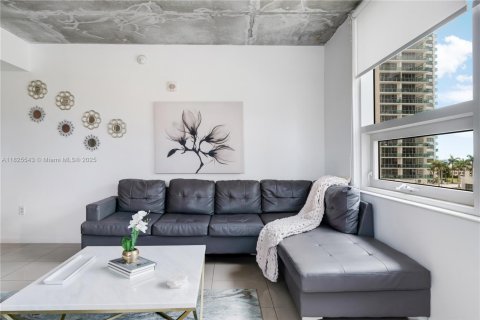 Condominio en alquiler en Miami, Florida, 2 dormitorios, 110.55 m2 № 2060059 - foto 3