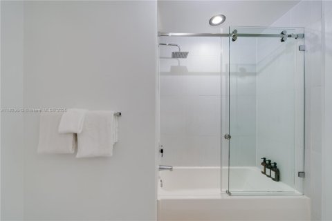 Condominio en alquiler en Miami, Florida, 2 dormitorios, 110.55 m2 № 2060059 - foto 22