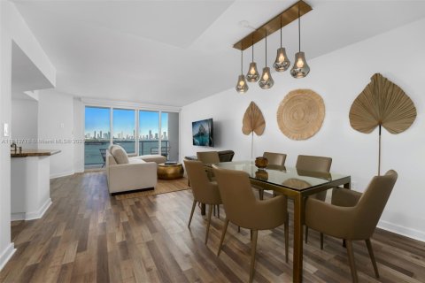 Condo in Miami Beach, Florida, 2 bedrooms  № 2012796 - photo 4