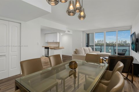 Condo in Miami Beach, Florida, 2 bedrooms  № 2012796 - photo 9