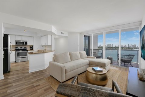 Condo in Miami Beach, Florida, 2 bedrooms  № 2012796 - photo 10