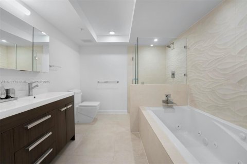 Condo in Miami Beach, Florida, 2 bedrooms  № 2012796 - photo 24