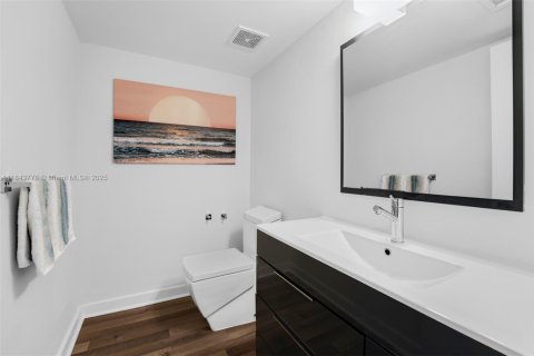 Condo in Miami Beach, Florida, 2 bedrooms  № 2012796 - photo 11