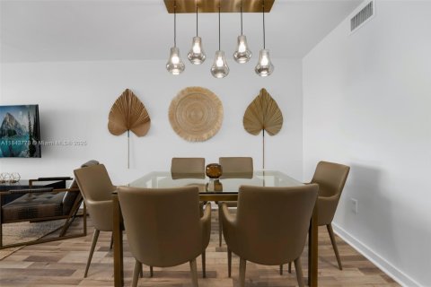 Condo in Miami Beach, Florida, 2 bedrooms  № 2012796 - photo 8