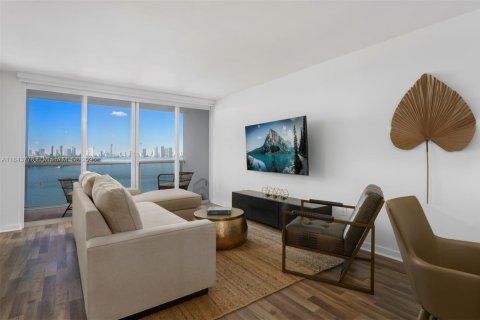 Condo in Miami Beach, Florida, 2 bedrooms  № 2012796 - photo 7