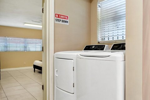 Villa ou maison à louer à Hollywood, Floride: 5 chambres, 200.85 m2 № 1979661 - photo 21