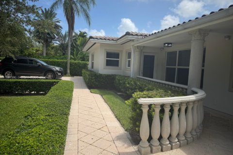 Casa en alquiler en Coral Gables, Florida, 3 dormitorios № 1938651 - foto 2