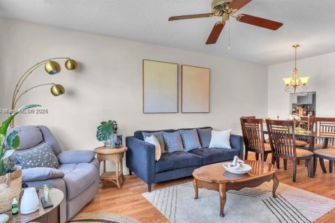 Condo in Hollywood, Florida, 1 bedroom № 1975725 - photo 8