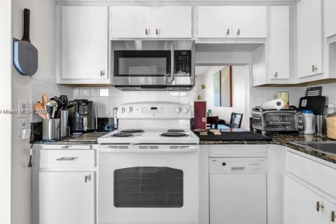 Condo in Hollywood, Florida, 1 bedroom № 1975725 - photo 3