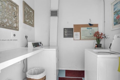 Condo in Hollywood, Florida, 1 bedroom № 1975725 - photo 16