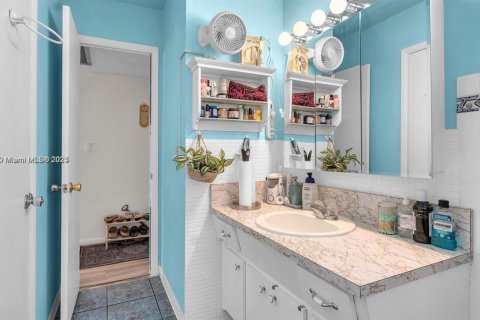 Condo in Hollywood, Florida, 1 bedroom № 1975725 - photo 12