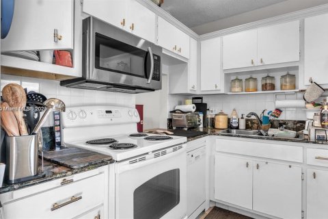 Condo in Hollywood, Florida, 1 bedroom № 1975725 - photo 4