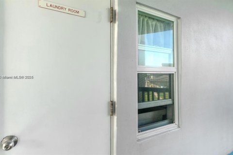 Condo in Hollywood, Florida, 1 bedroom № 1975725 - photo 15