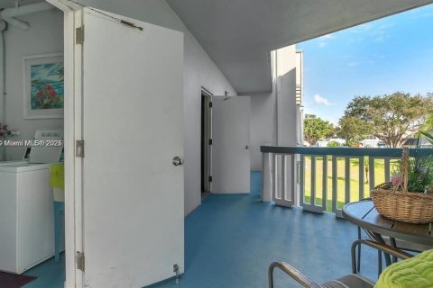 Condo in Hollywood, Florida, 1 bedroom № 1975725 - photo 17