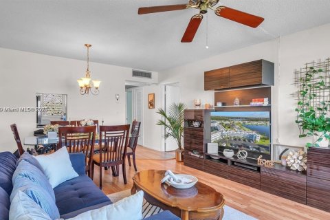Condo in Hollywood, Florida, 1 bedroom № 1975725 - photo 6