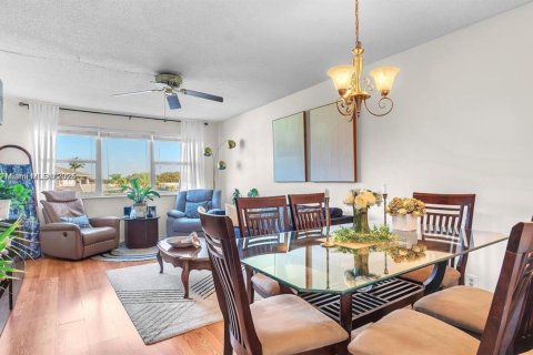 Condo in Hollywood, Florida, 1 bedroom № 1975725 - photo 1