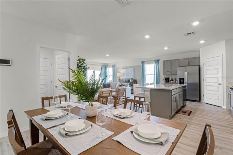 House in Winter Haven, Florida 5 bedrooms, 192.96 sq.m. № 2208162 - photo 4