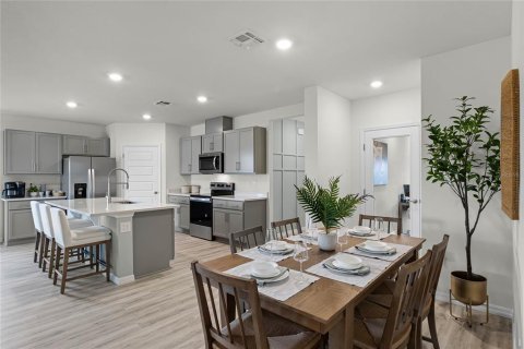House in Winter Haven, Florida 5 bedrooms, 192.96 sq.m. № 2208162 - photo 6
