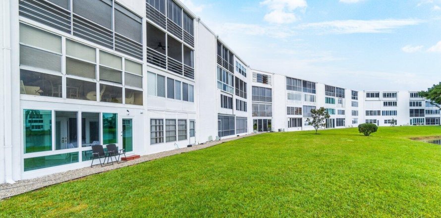 Condominio en West Palm Beach, Florida, 2 dormitorios  № 1068265