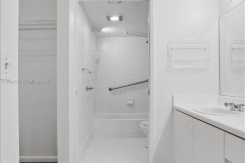 Condominio en venta en Pembroke Pines, Florida, 2 dormitorios, 95.88 m2 № 2008357 - foto 16