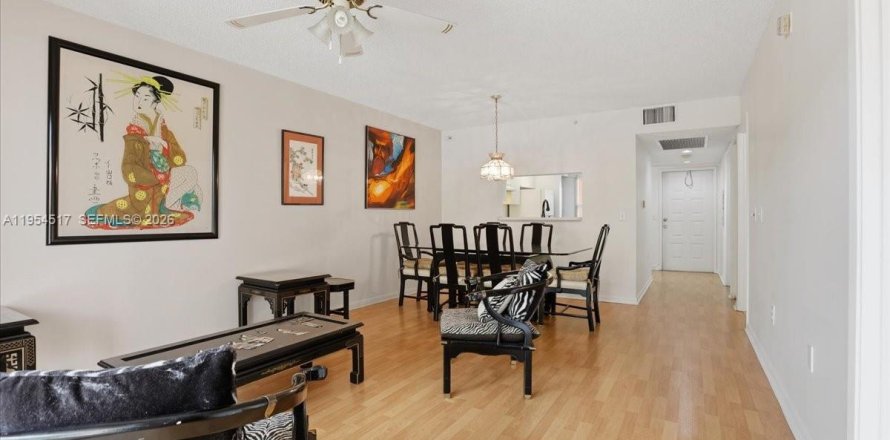 Condominio en Pembroke Pines, Florida, 2 dormitorios  № 2008357