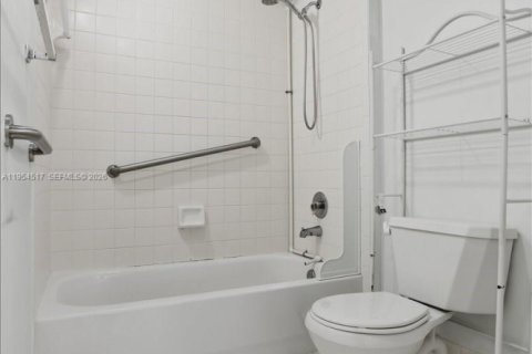 Condominio en venta en Pembroke Pines, Florida, 2 dormitorios, 95.88 m2 № 2008357 - foto 17