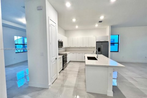 House in Miramar, Florida 3 bedrooms, 190.17 sq.m. № 2033275