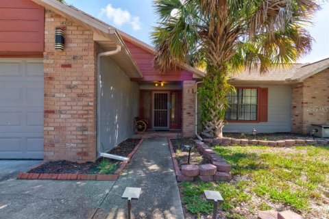 Casa en venta en Deltona, Florida, 3 dormitorios, 149.85 m2 № 2345279 - foto 2