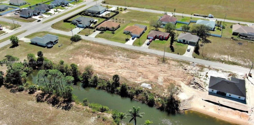 Terreno en Cape Coral, Florida № 1985390