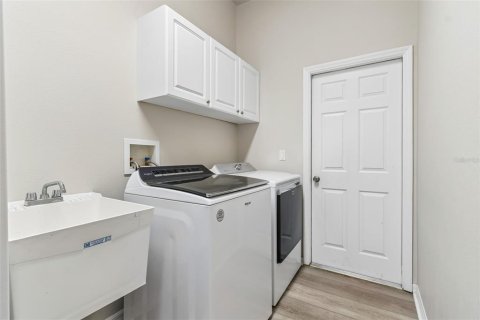 Casa en venta en Zephyrhills, Florida, 4 dormitorios, 237.27 m2 № 2152279 - foto 28