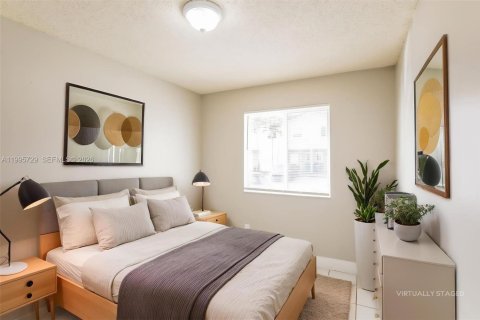 House in Miami, Florida 4 bedrooms, 128.76 sq.m. № 2060294 - photo 11